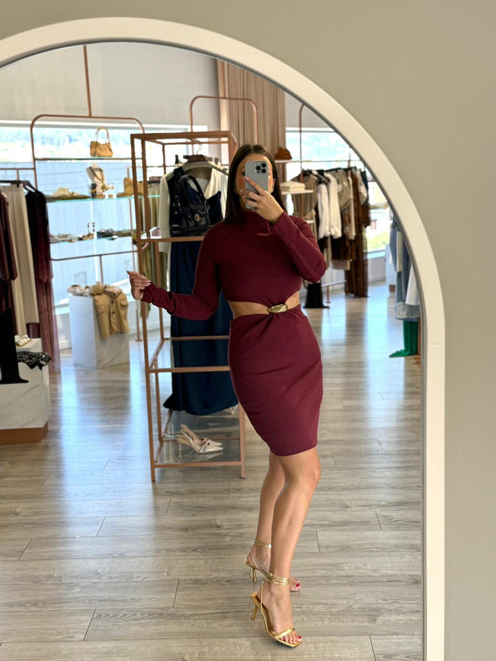 VESTIDO BORDÔ COM RECORTES LATERAIS E APLICAÇÃO DOURADA LANÇA PERFUME