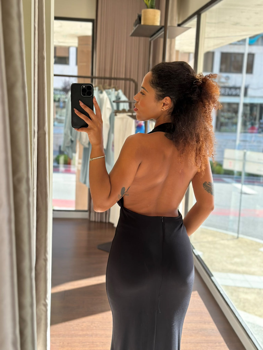 VESTIDO COMPRIDO PRETO COM DECOTE PROFUNDO E FOLHOS ELEH
