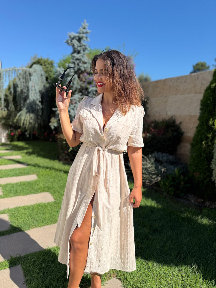 VESTIDO CAMISEIRO BEGE TEXTURADO COM CINTO PONTO CHIC