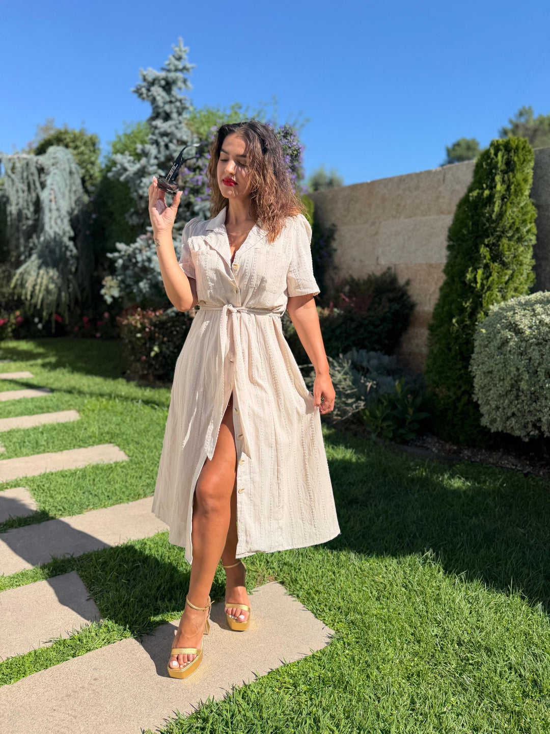 VESTIDO CAMISEIRO BEGE TEXTURADO COM CINTO PONTO CHIC