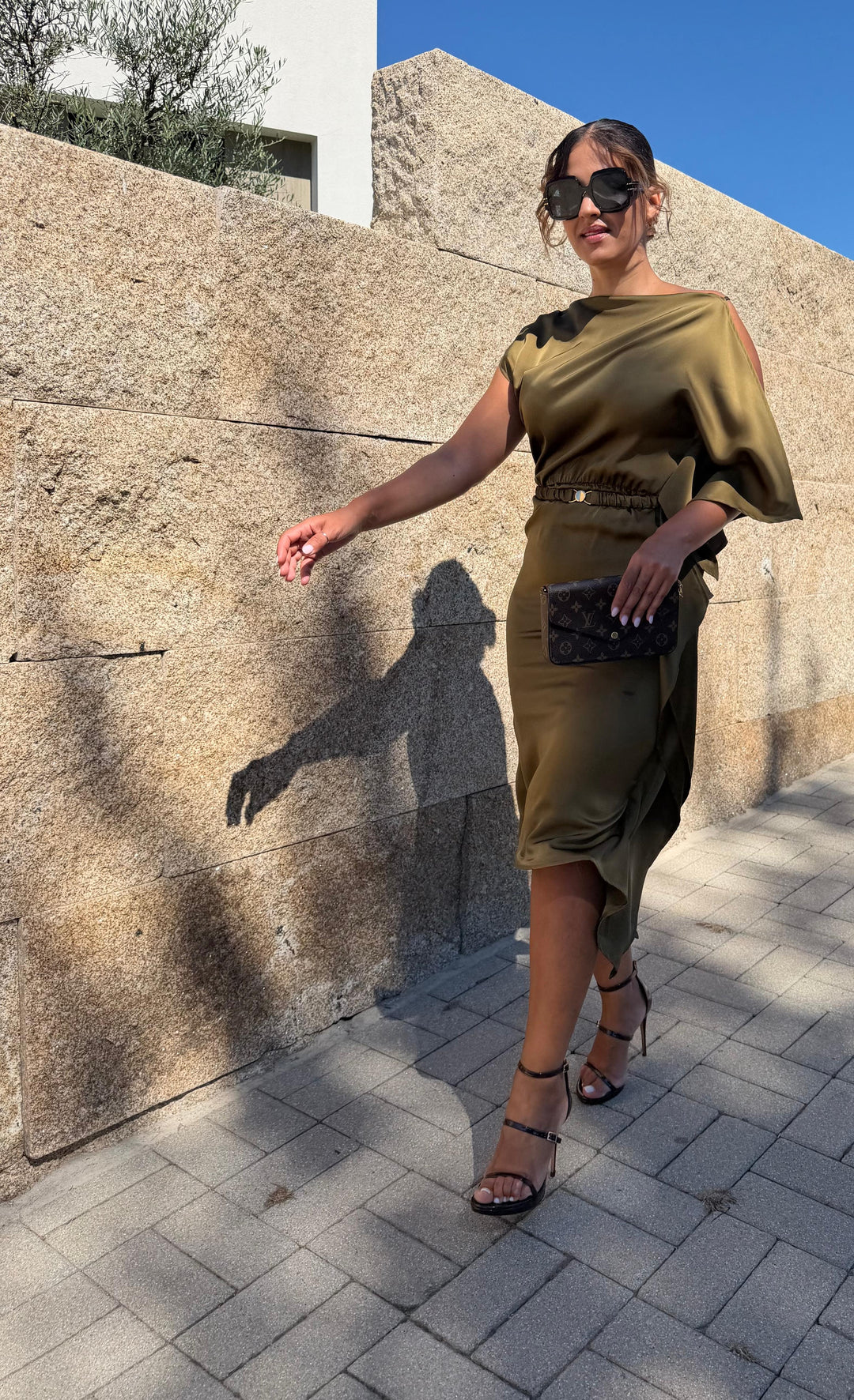 VESTIDO KAKI ACETINADO ASSIMÉTRICO COM CINTO DIXIE