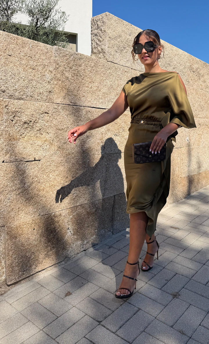 VESTIDO KAKI ACETINADO ASSIMÉTRICO COM CINTO DIXIE