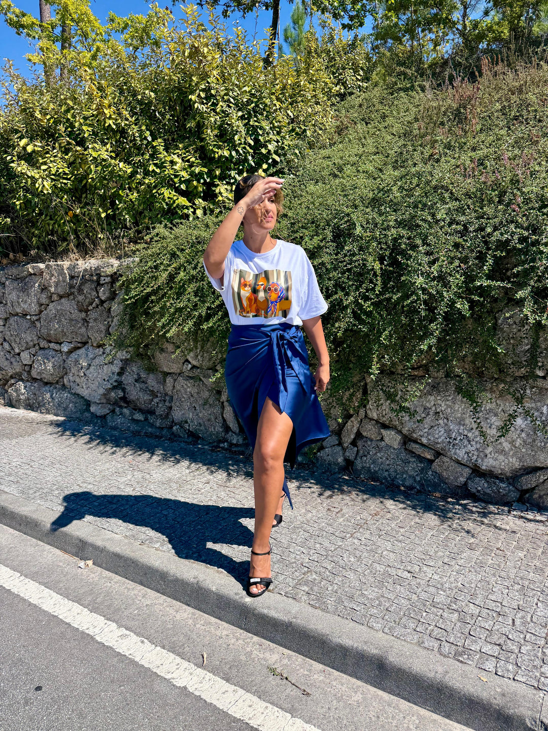 T-SHIRT BRANCA OVERSIZE COM ESTAMPADO ANIMAIS PLEASE