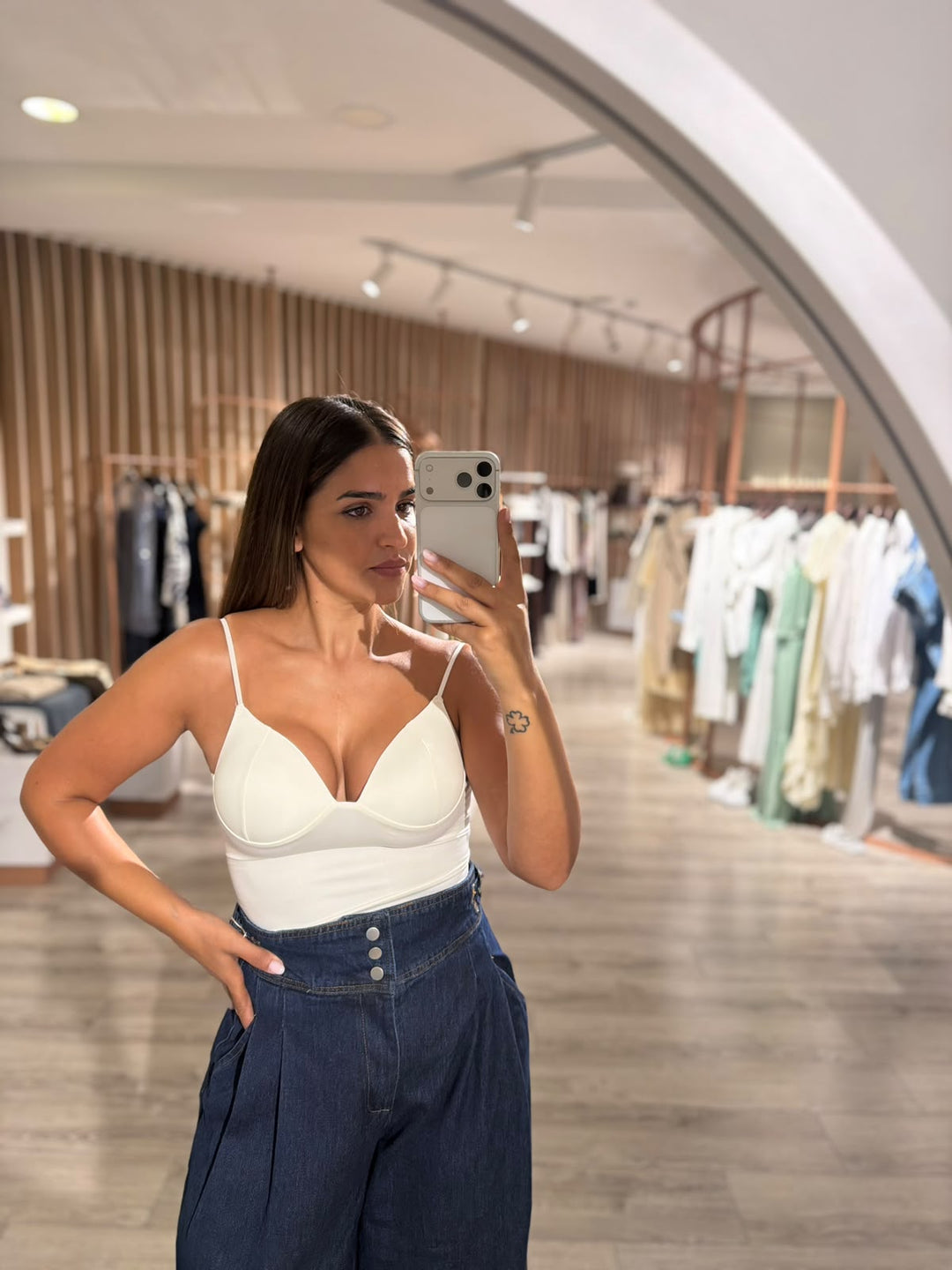 TOP BRANCO COM COPAS E ALÇAS FINAS PONTO CHIC