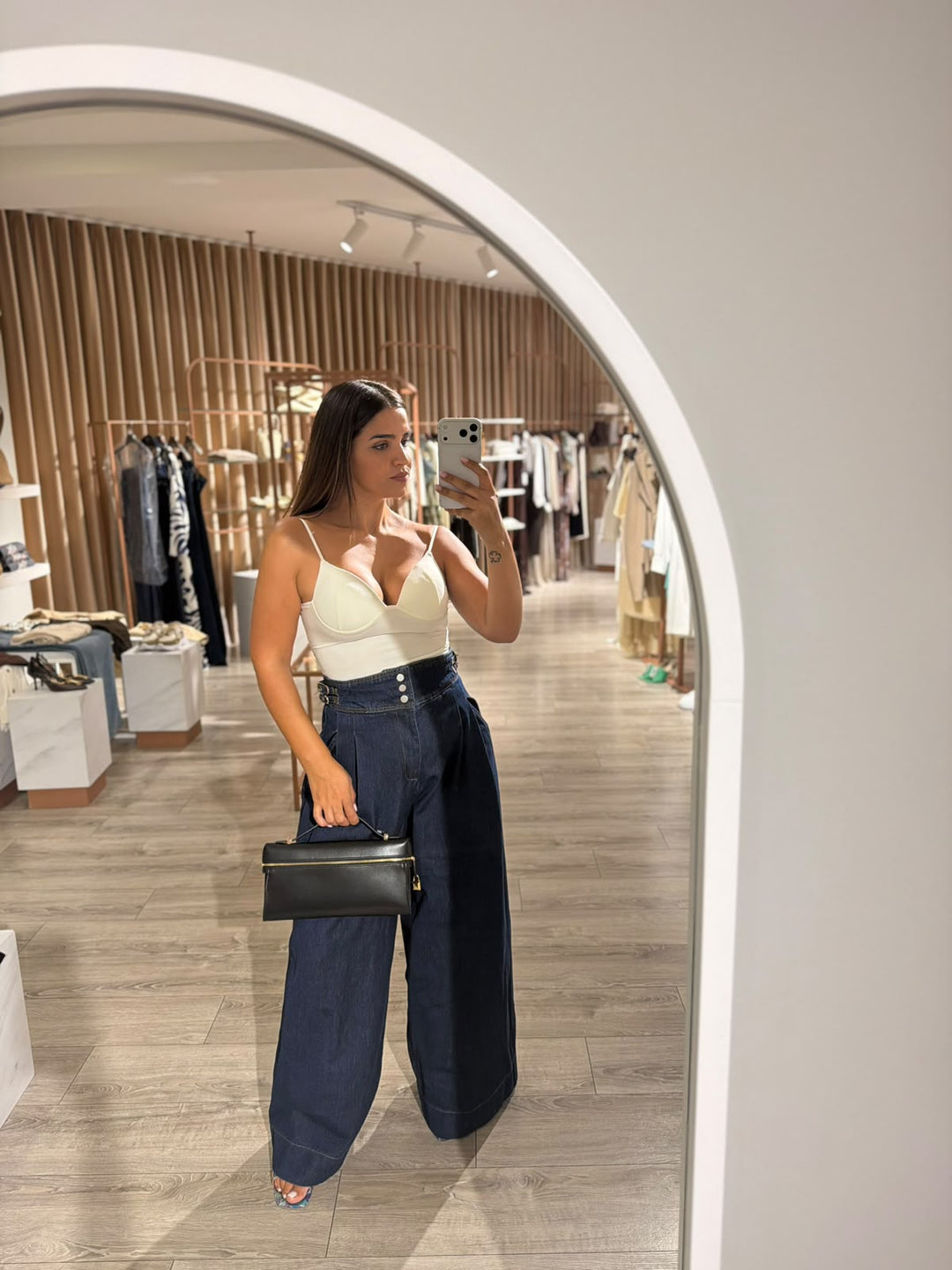 TOP BRANCO COM COPAS E ALÇAS FINAS PONTO CHIC