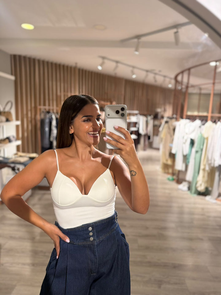 TOP BRANCO COM COPAS E ALÇAS FINAS PONTO CHIC
