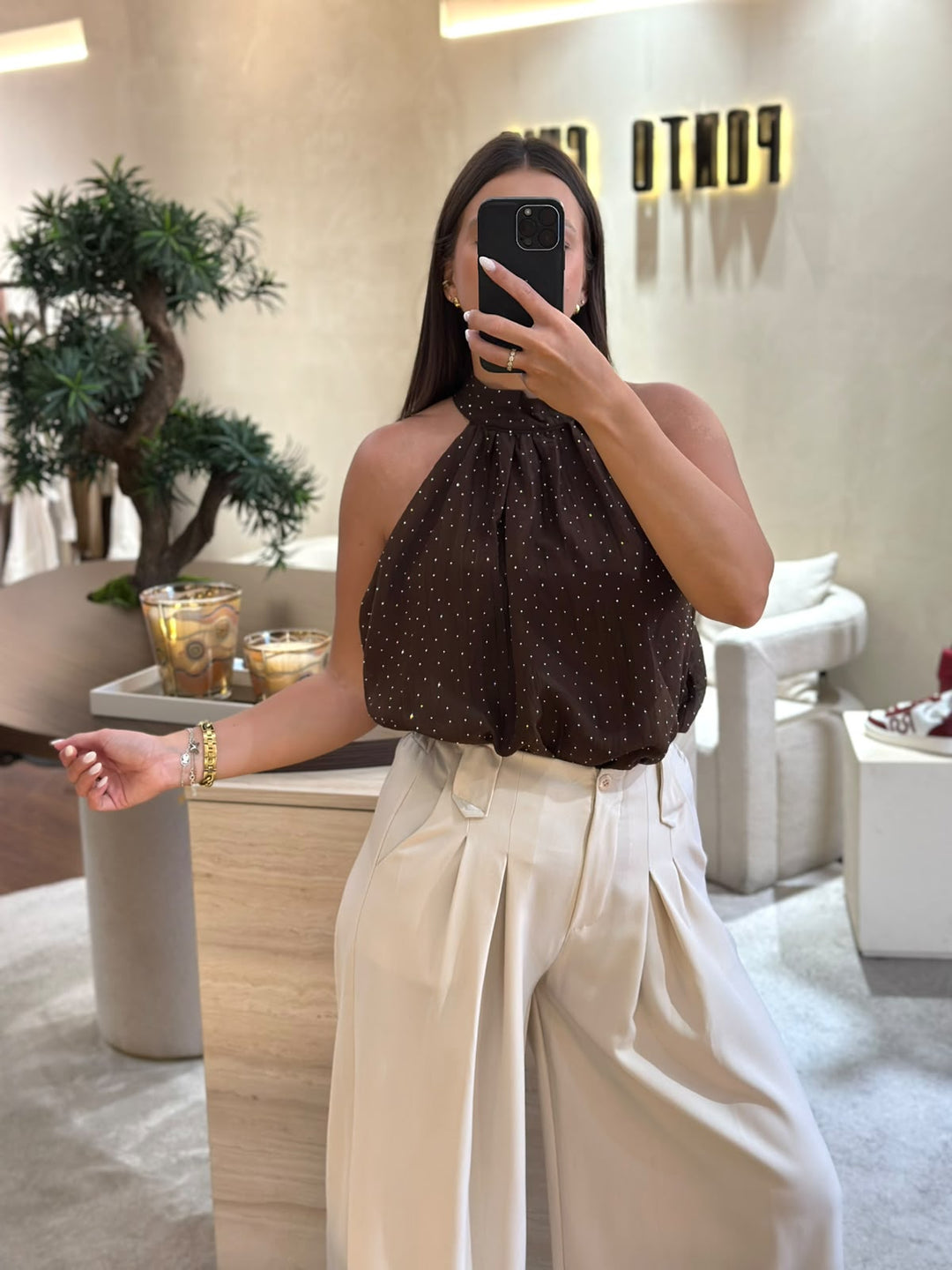 CALÇAS PANTALONA BEGE COM PREGAS PONTO CHIC