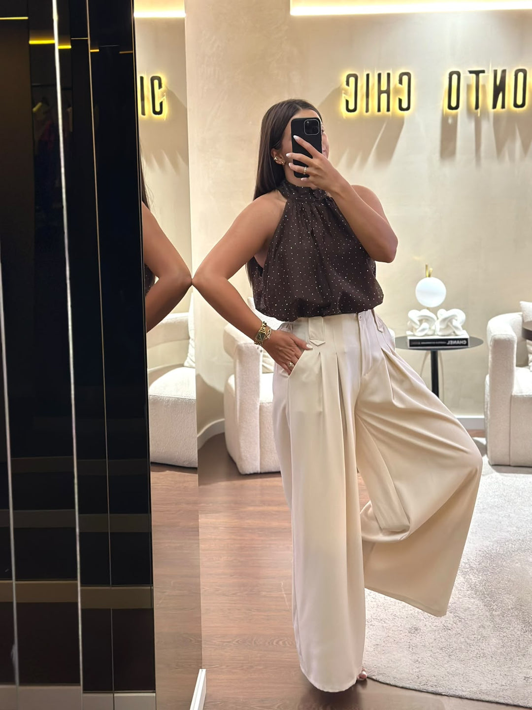 CALÇAS PANTALONA BEGE COM PREGAS PONTO CHIC