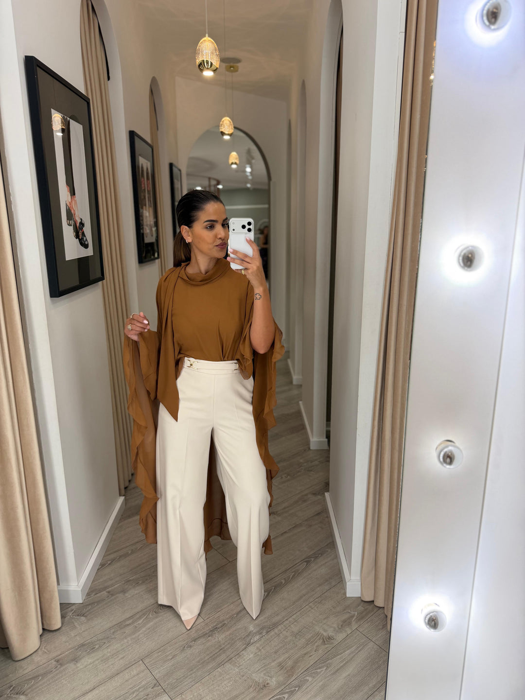 CALÇA BEGE WIDE LEG COM DETALHES METÁLICOS FERRACHE