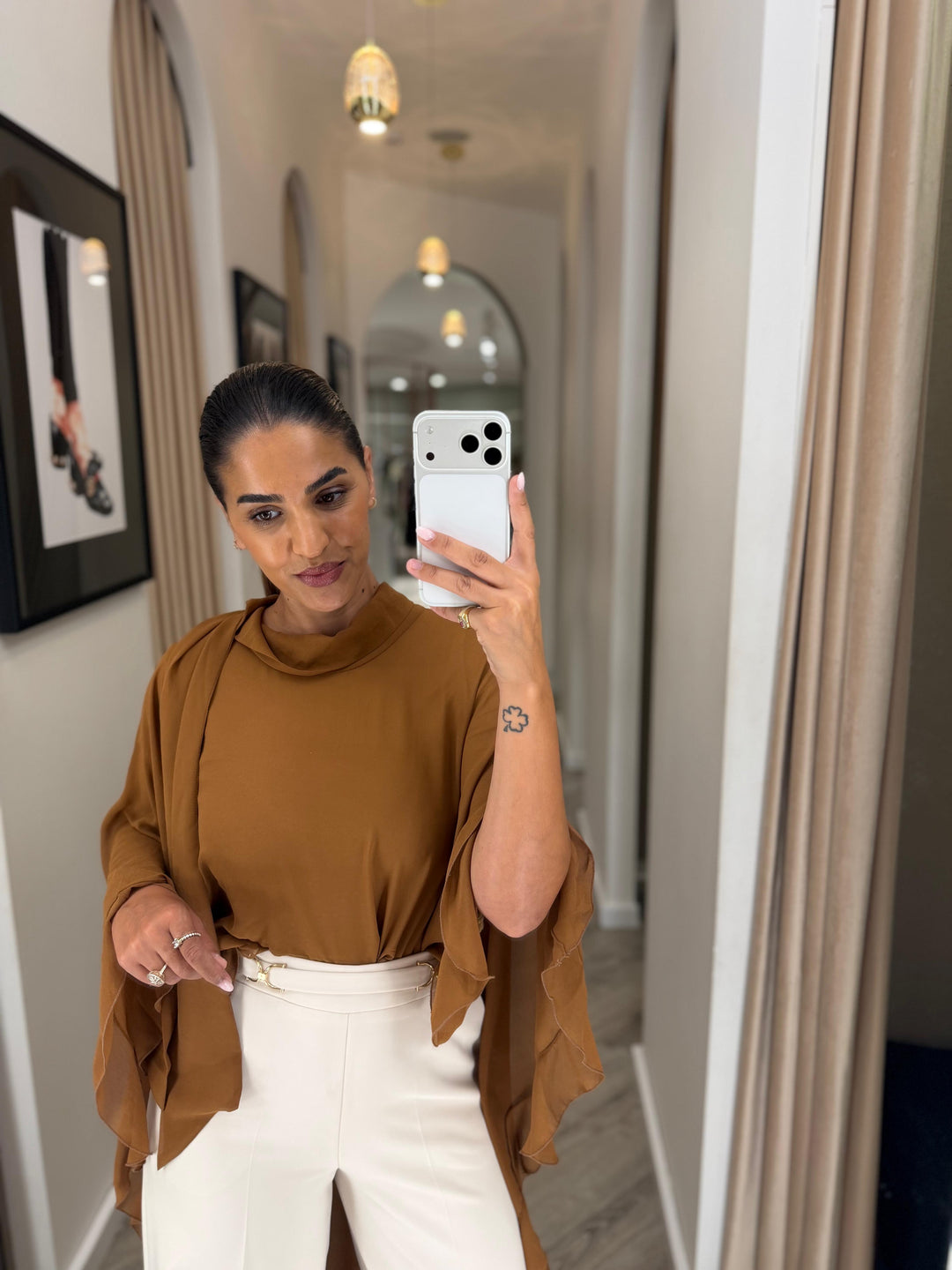CALÇA BEGE WIDE LEG COM DETALHES METÁLICOS FERRACHE