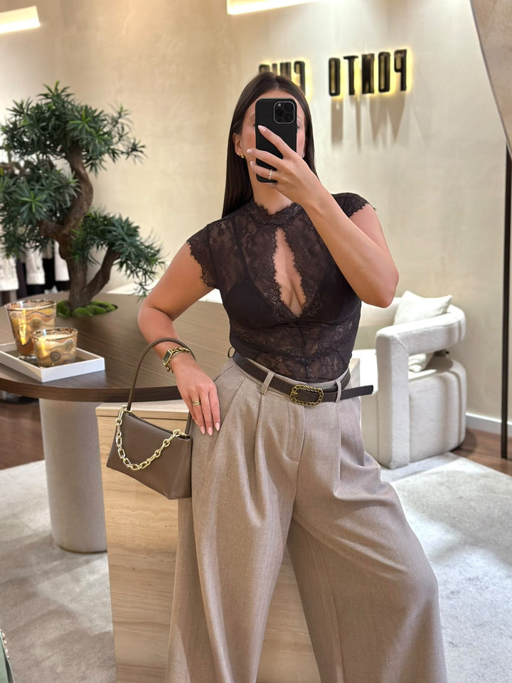 BODY CASTANHO EM RENDA COM GOLA ALTA PONTO CHIC