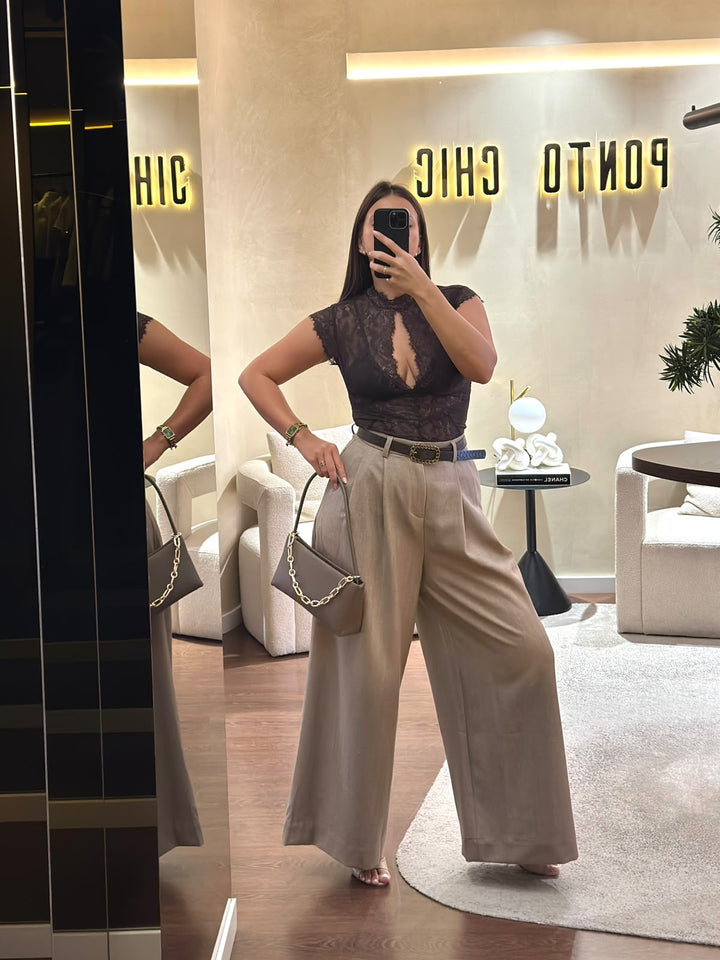 BODY CASTANHO EM RENDA COM GOLA ALTA PONTO CHIC