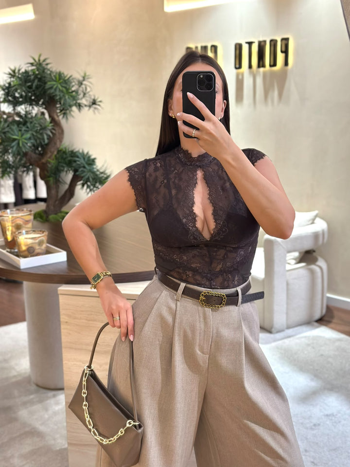 BODY CASTANHO EM RENDA COM GOLA ALTA PONTO CHIC