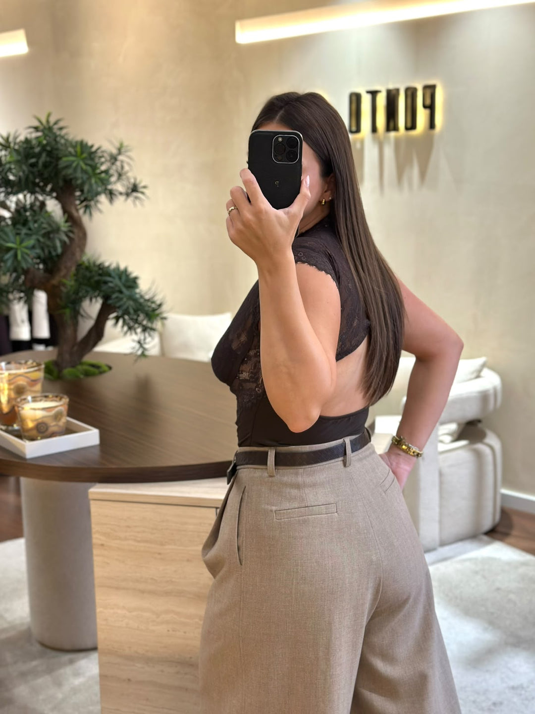 BODY CASTANHO EM RENDA COM GOLA ALTA PONTO CHIC