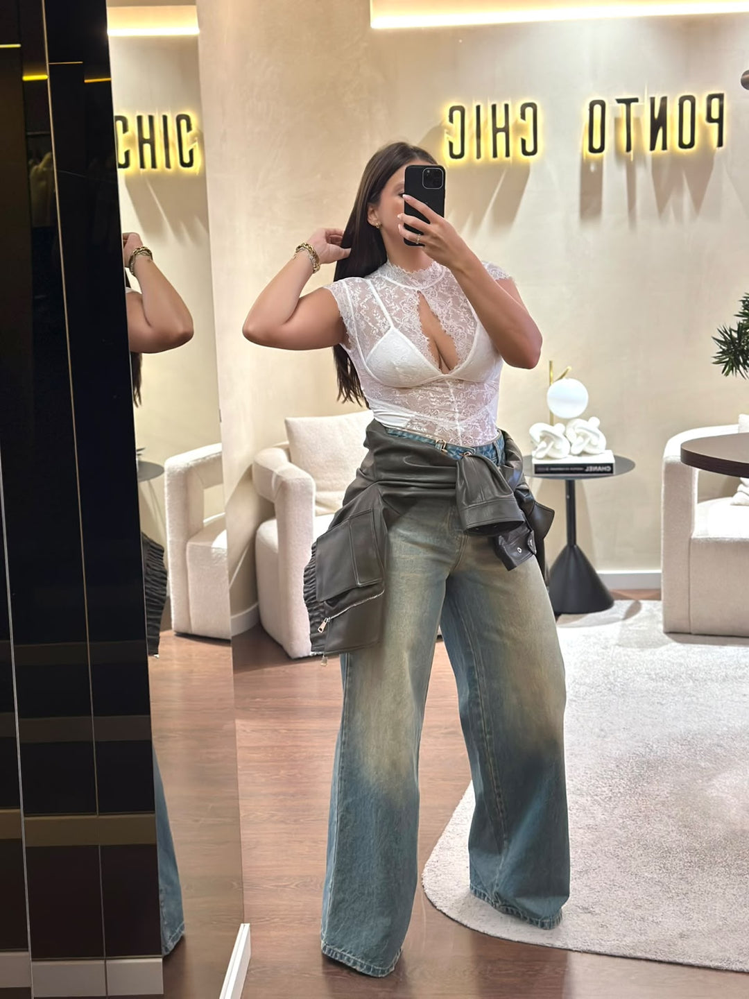 Body branco em renda com gola alta Ponto Chic