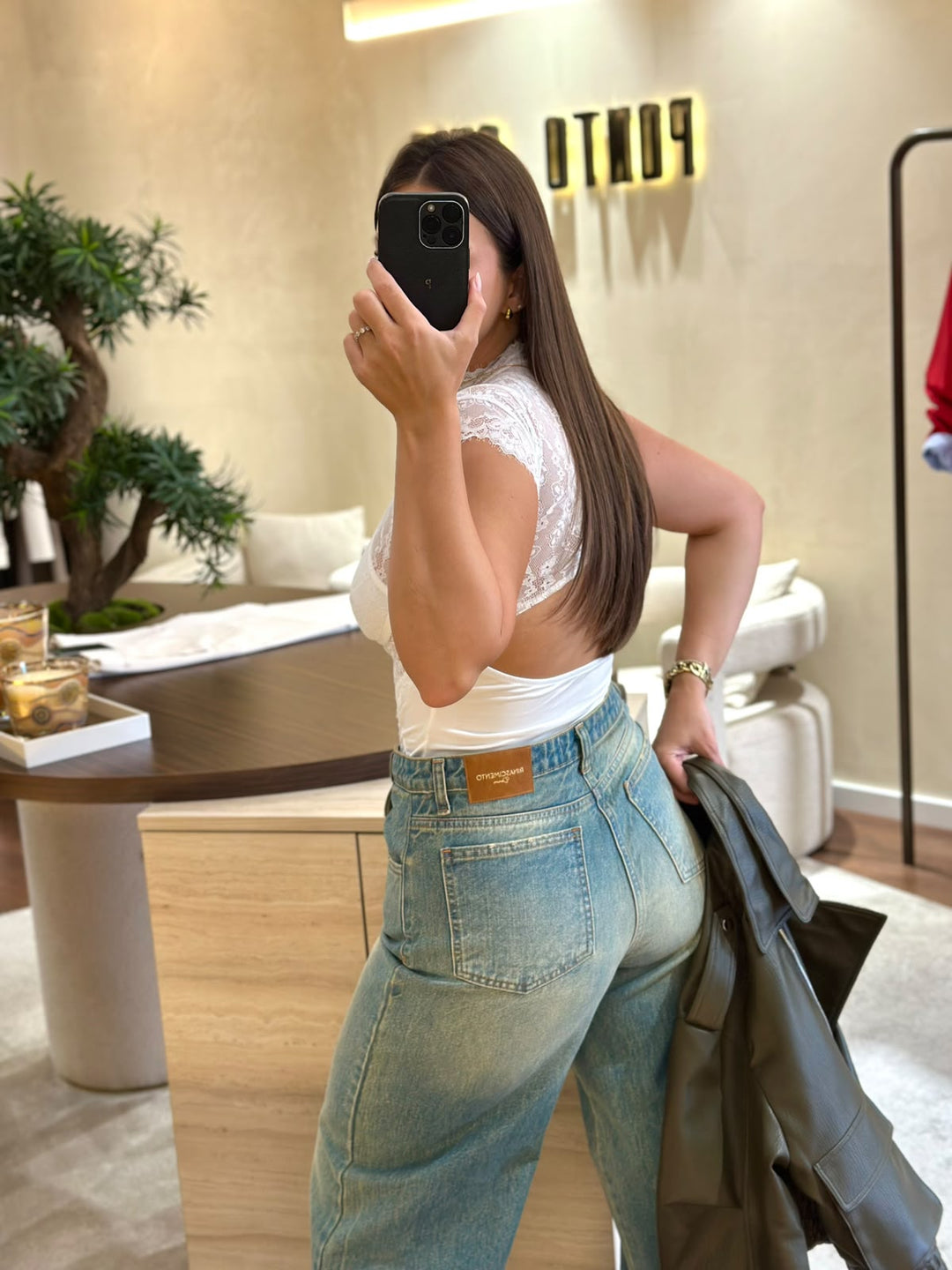 Body branco em renda com gola alta Ponto Chic