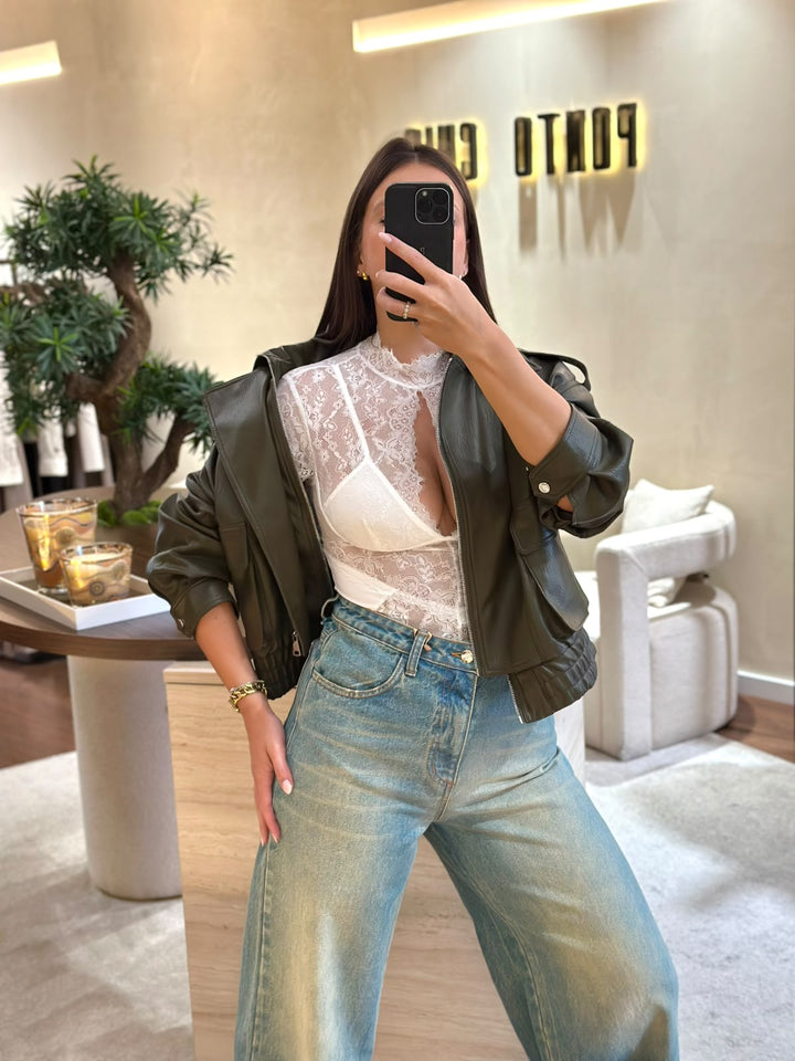 Body branco em renda com gola alta Ponto Chic