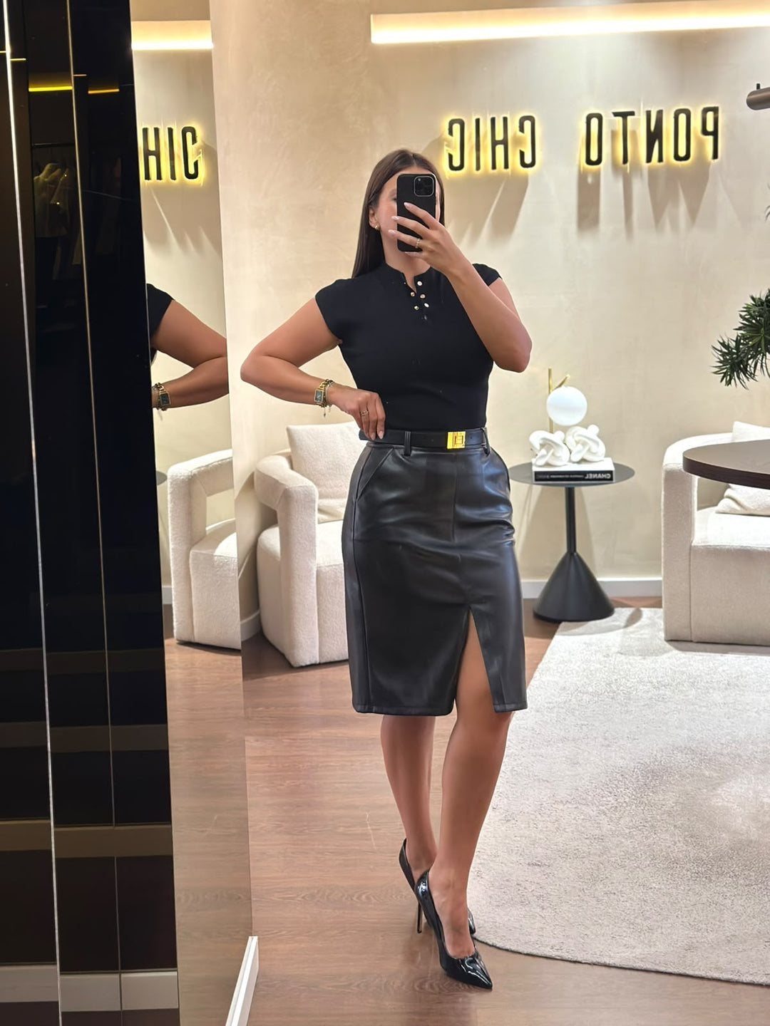 CAMISOLA PRETA SEM MANGAS COM BOTÕES DOURADOS PONTO CHIC