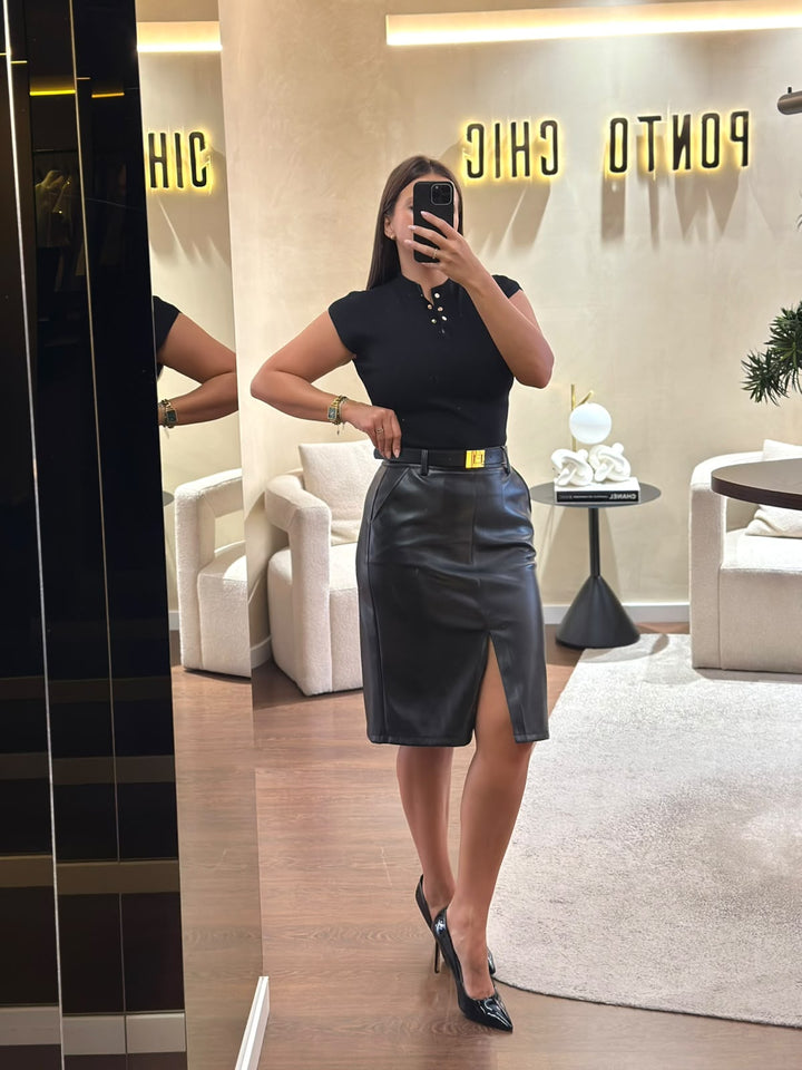 CAMISOLA PRETA SEM MANGAS COM BOTÕES DOURADOS PONTO CHIC