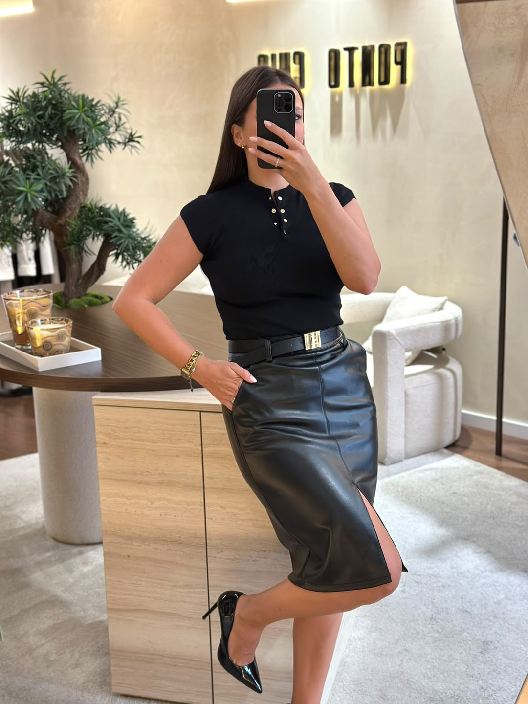 CAMISOLA PRETA SEM MANGAS COM BOTÕES DOURADOS PONTO CHIC