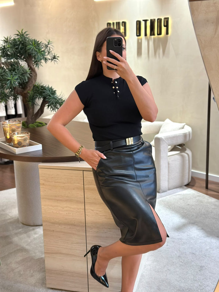 CAMISOLA PRETA SEM MANGAS COM BOTÕES DOURADOS PONTO CHIC