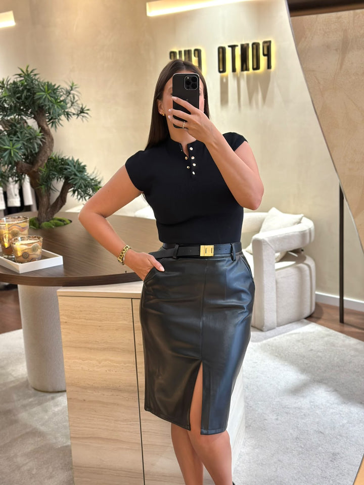 CAMISOLA PRETA SEM MANGAS COM BOTÕES DOURADOS PONTO CHIC