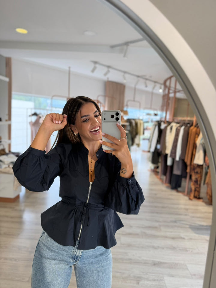 BLUSA AZUL MARINHO ESTRUTURADA COM FECHO E AJUSTE NAS COSTAS PONTO CHIC