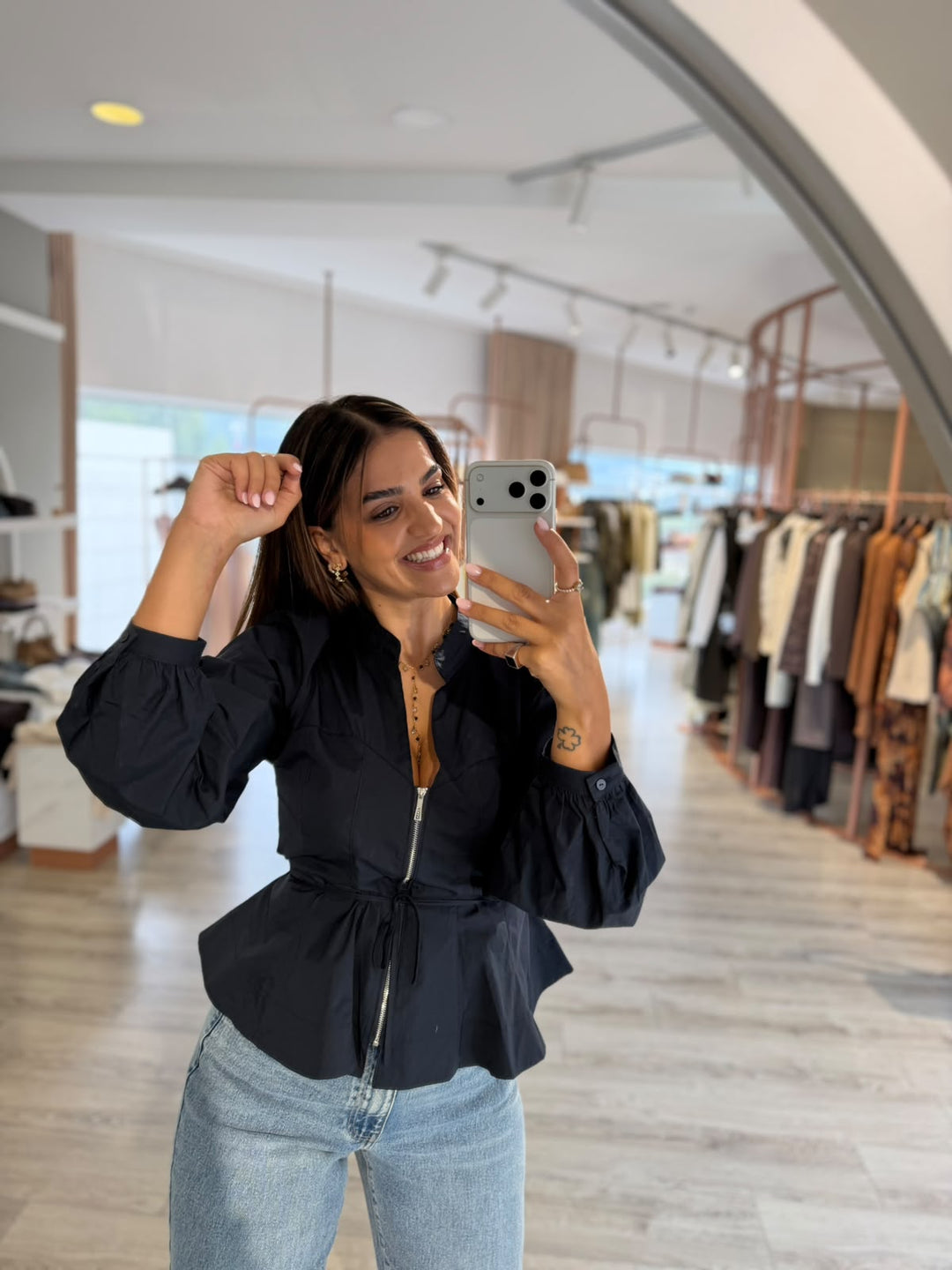 BLUSA AZUL MARINHO ESTRUTURADA COM FECHO E AJUSTE NAS COSTAS PONTO CHIC