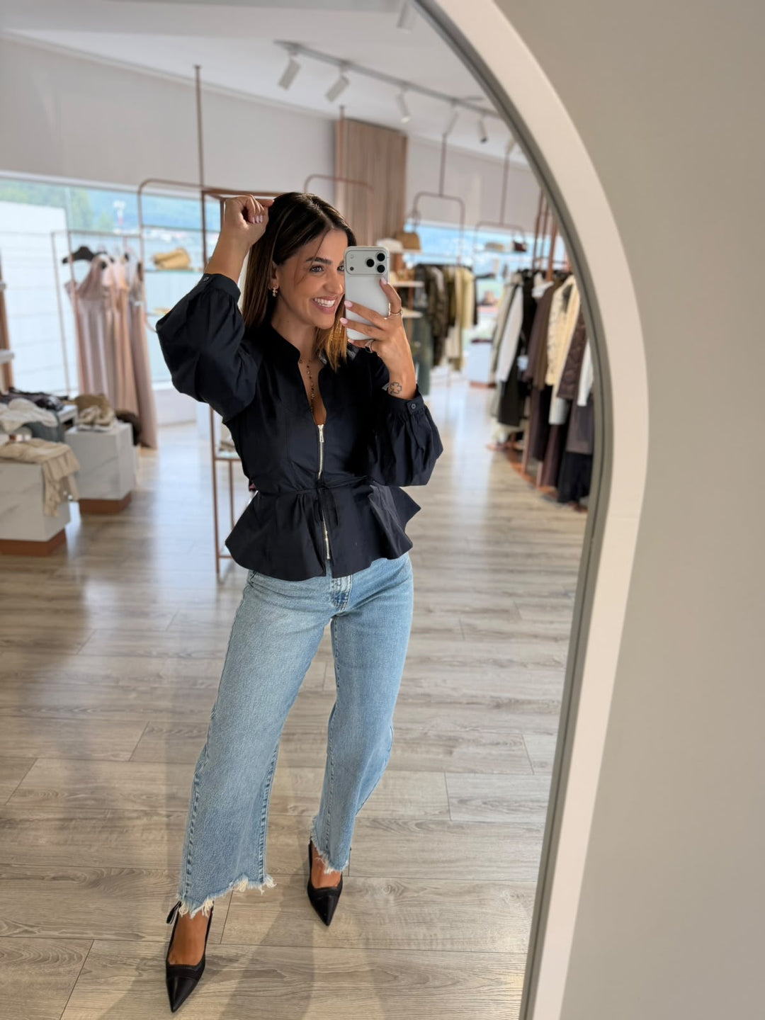 BLUSA AZUL MARINHO ESTRUTURADA COM FECHO E AJUSTE NAS COSTAS PONTO CHIC