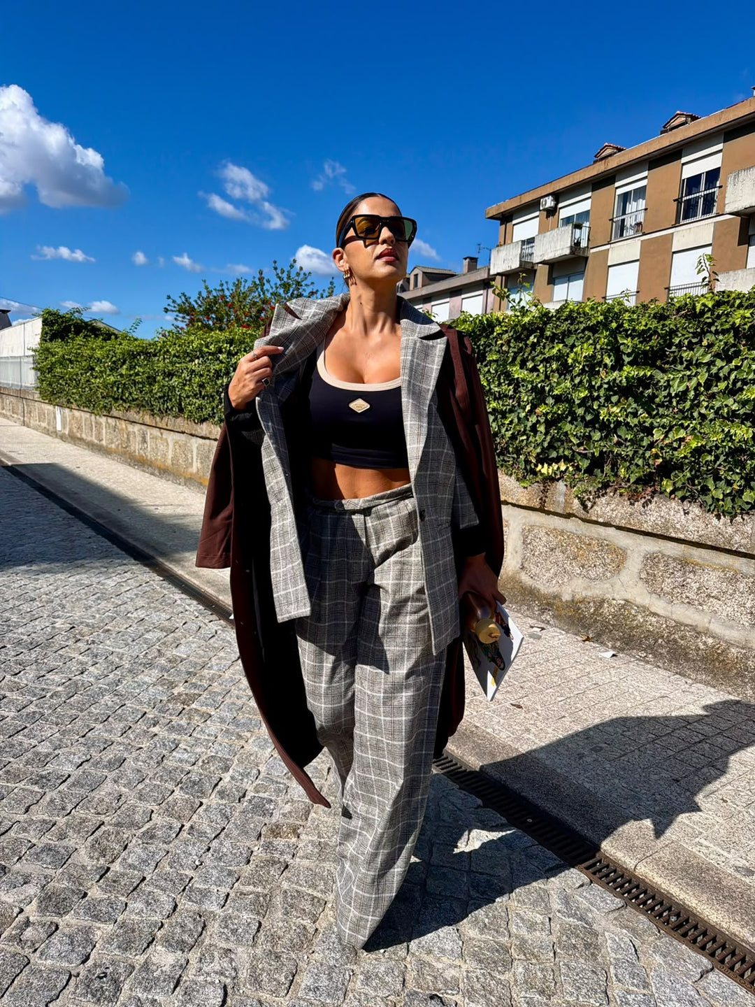 BLAZER CINZA AOS QUADRADOS LANÇA PERFUME