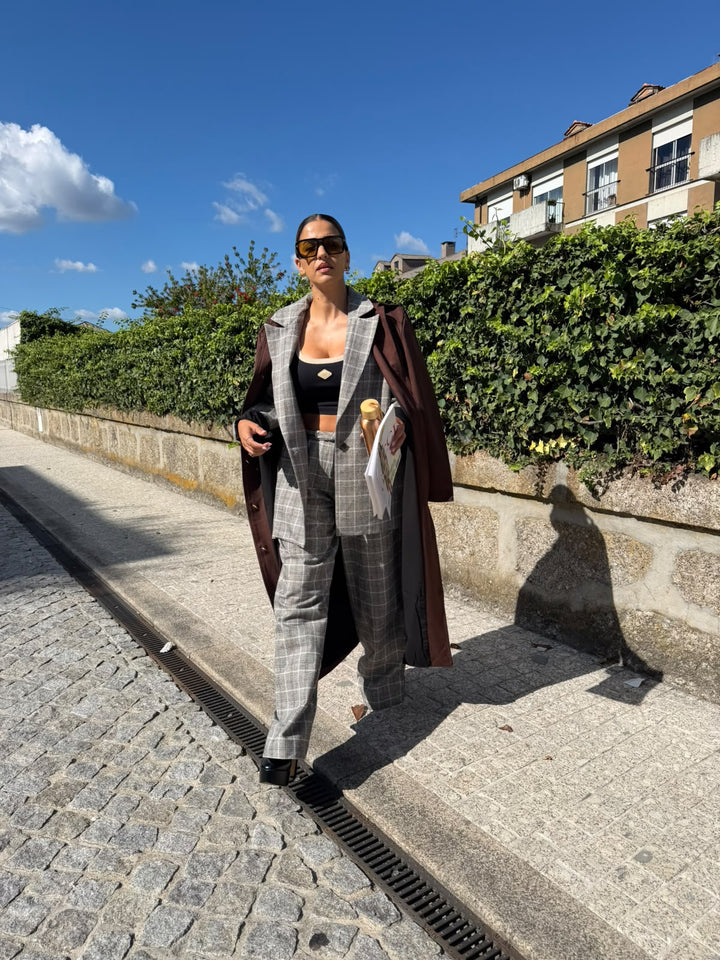 BLAZER CINZA AOS QUADRADOS LANÇA PERFUME