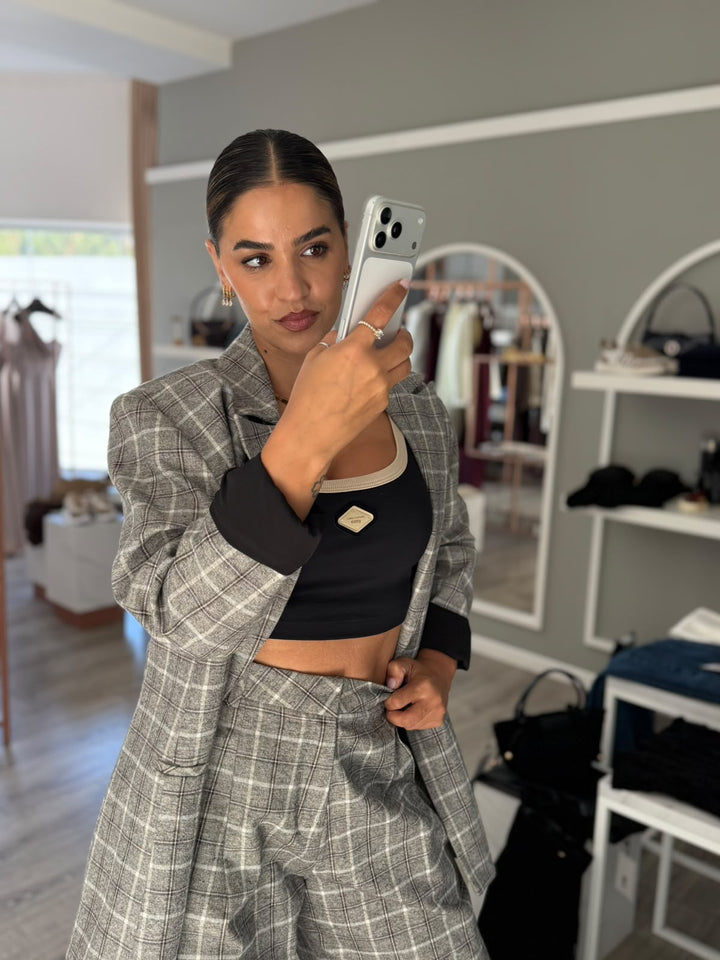 BLAZER CINZA AOS QUADRADOS LANÇA PERFUME