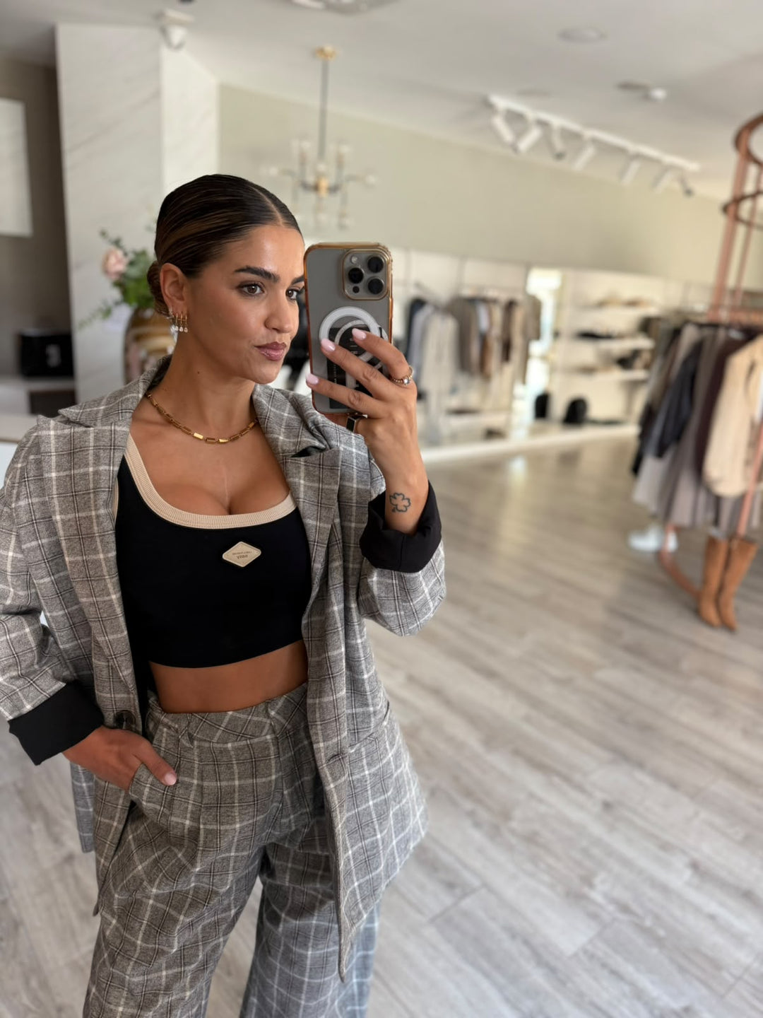 BLAZER CINZA AOS QUADRADOS LANÇA PERFUME