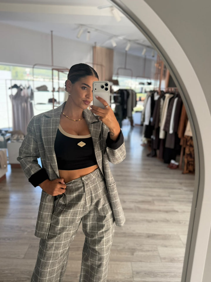BLAZER CINZA AOS QUADRADOS LANÇA PERFUME