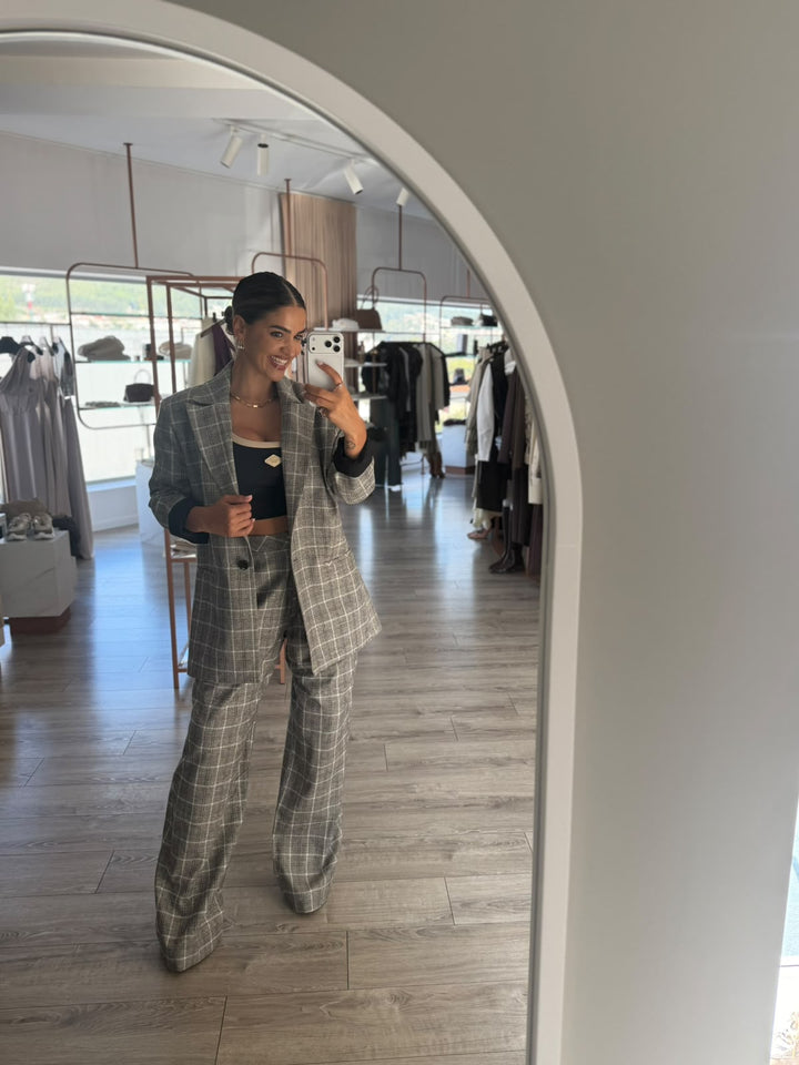 BLAZER CINZA AOS QUADRADOS LANÇA PERFUME