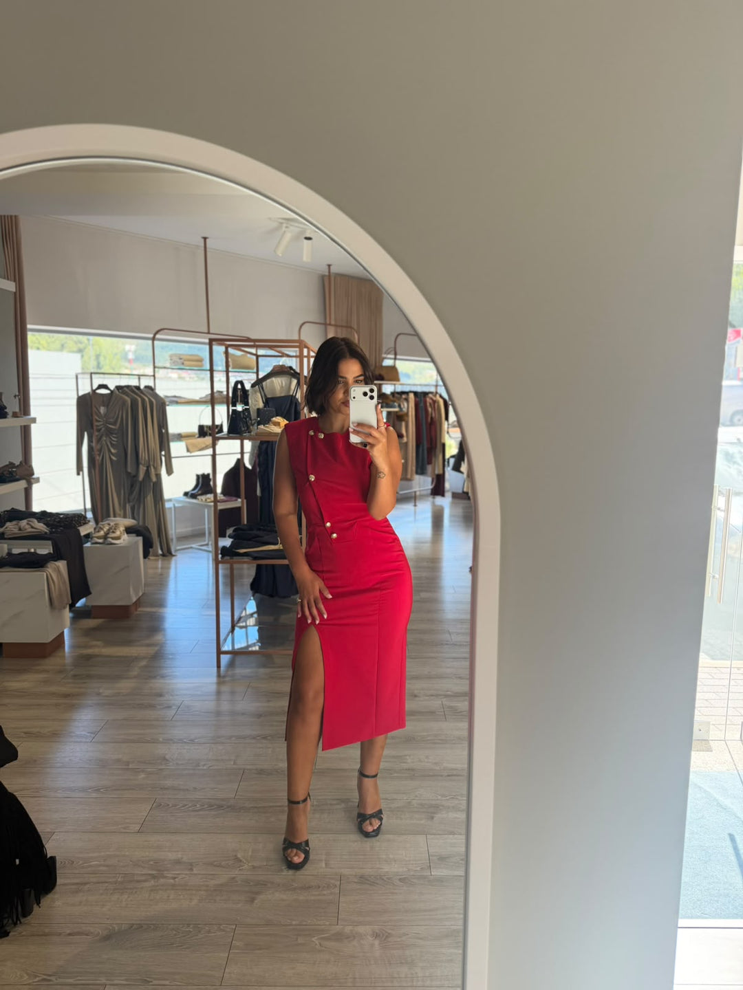 VESTIDO VERMELHO MIDI COM DECOTE ASSIMÉTRICO E BOTÕES DOURADOS RINASCIMENTO