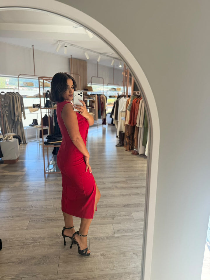 VESTIDO VERMELHO MIDI COM DECOTE ASSIMÉTRICO E BOTÕES DOURADOS RINASCIMENTO
