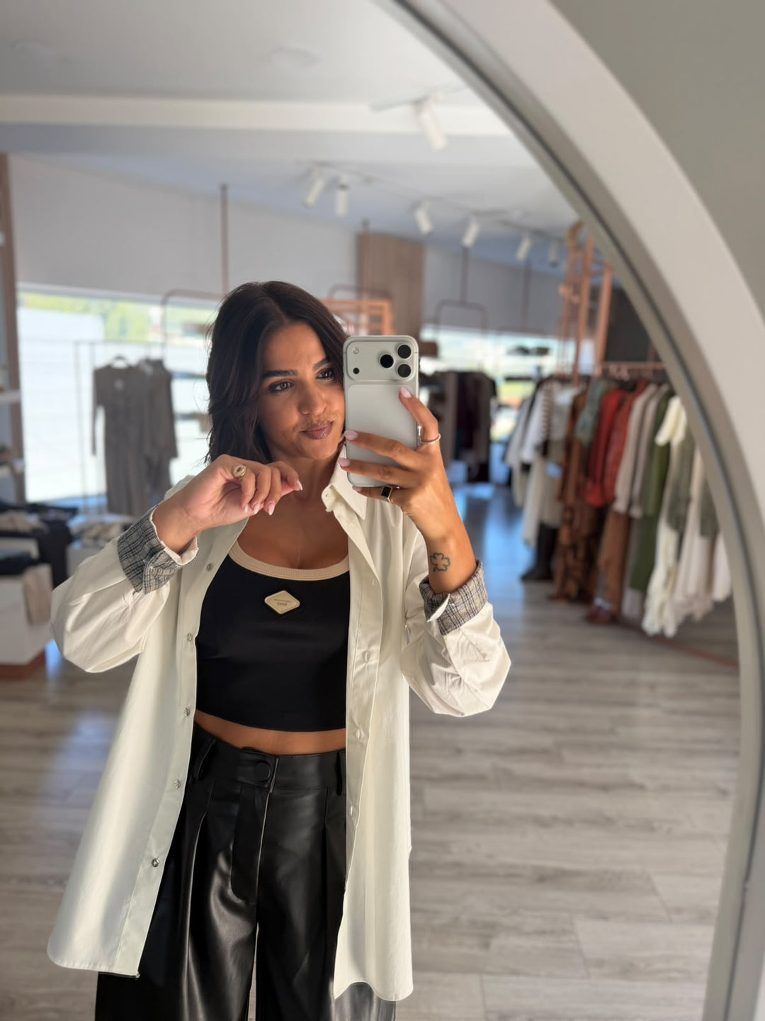 CAMISA BRANCA COM PORMENOR XADREZ NO INTERIOR DOS PUNHOS LANÇA PERFUME
