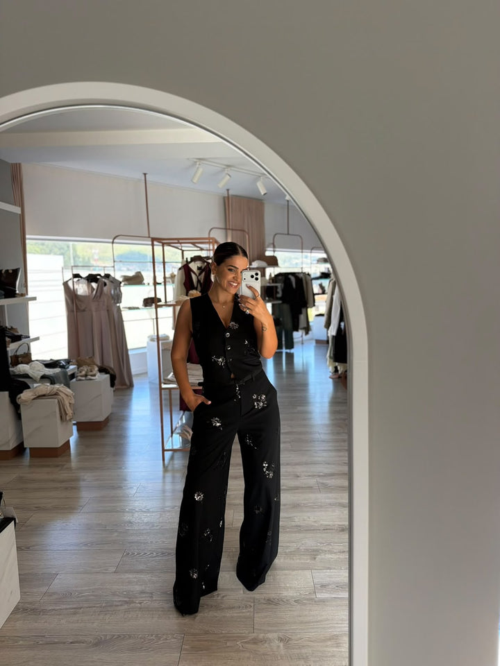 CALÇA PRETA WIDE LEG COM APLICAÇÕES FLORAIS EM LANTEJOULAS E CINTO IMPERIAL
