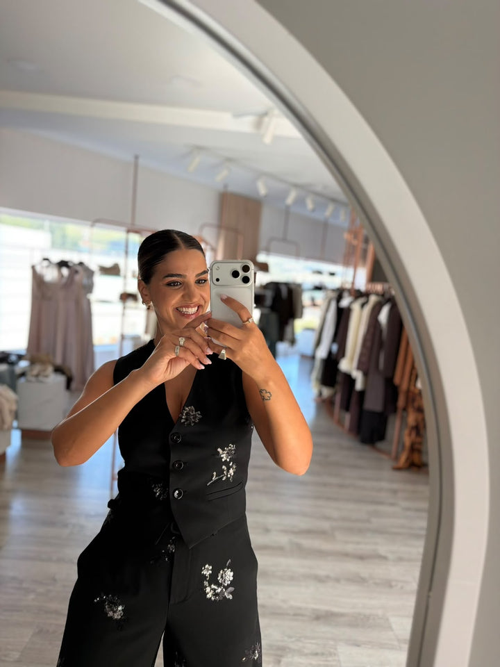 CALÇA PRETA WIDE LEG COM APLICAÇÕES FLORAIS EM LANTEJOULAS E CINTO IMPERIAL
