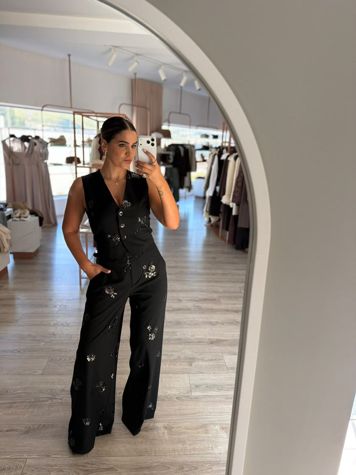 CALÇA PRETA WIDE LEG COM APLICAÇÕES FLORAIS EM LANTEJOULAS E CINTO IMPERIAL
