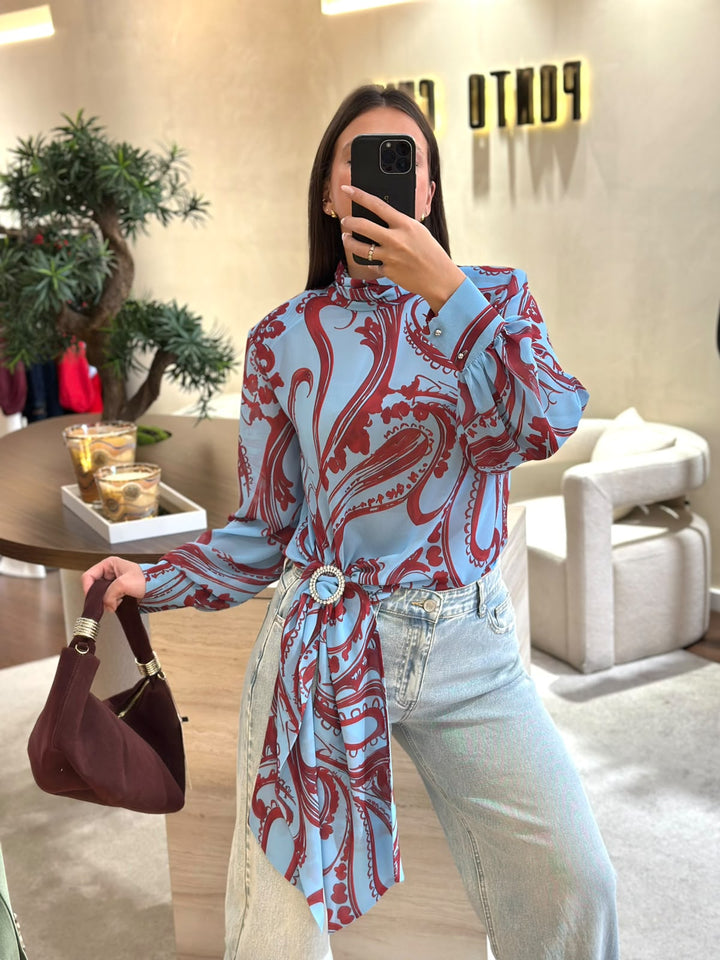 BLUSA AZUL COM ESTAMPADO BORDÔ E DRAPEADO LATERAL SAHOCO
