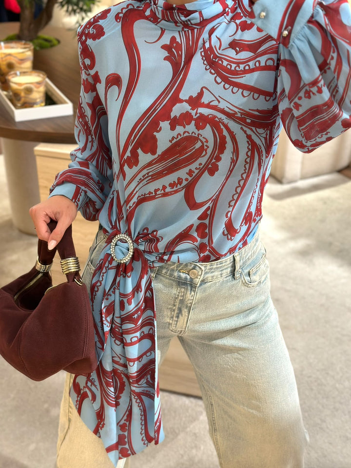 BLUSA AZUL COM ESTAMPADO BORDÔ E DRAPEADO LATERAL SAHOCO
