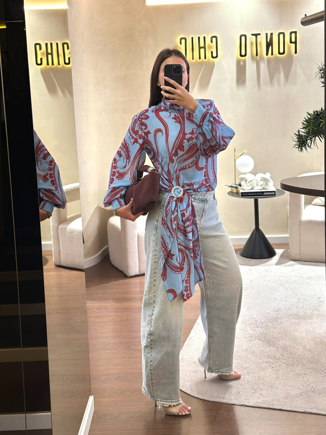 BLUSA AZUL COM ESTAMPADO BORDÔ E DRAPEADO LATERAL SAHOCO