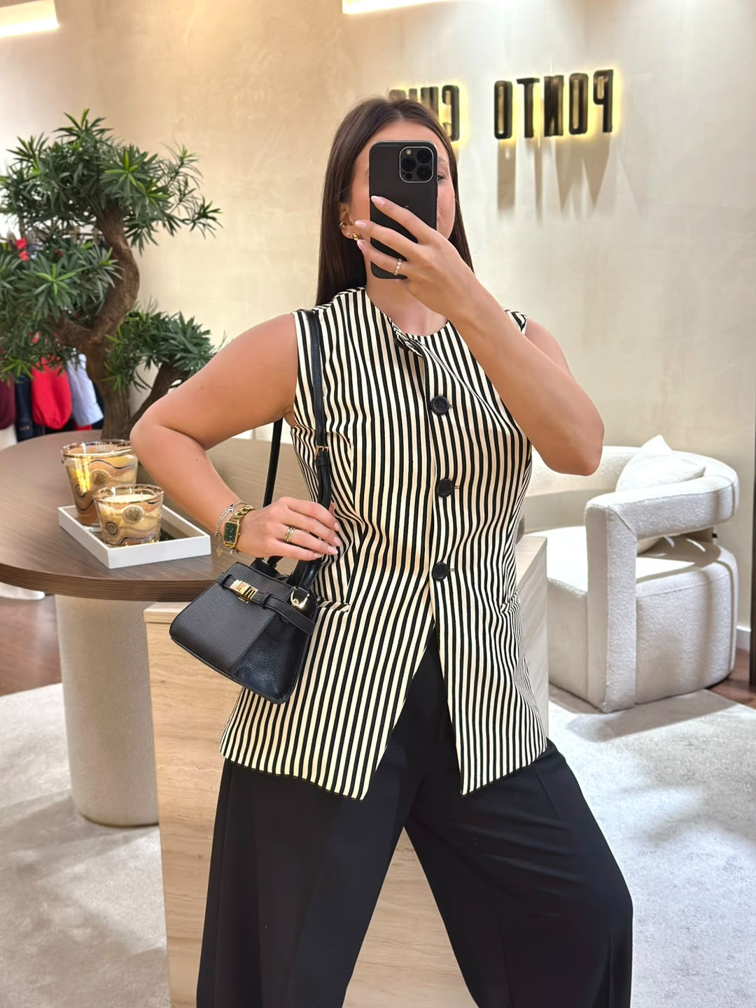 COLETE CREME ÀS RISCAS PRETAS COM BOLSOS LANÇA PERFUME