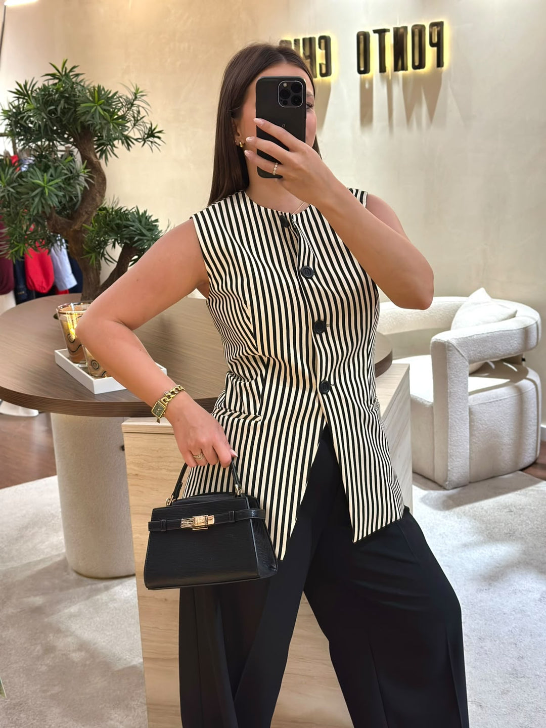 COLETE CREME ÀS RISCAS PRETAS COM BOLSOS LANÇA PERFUME