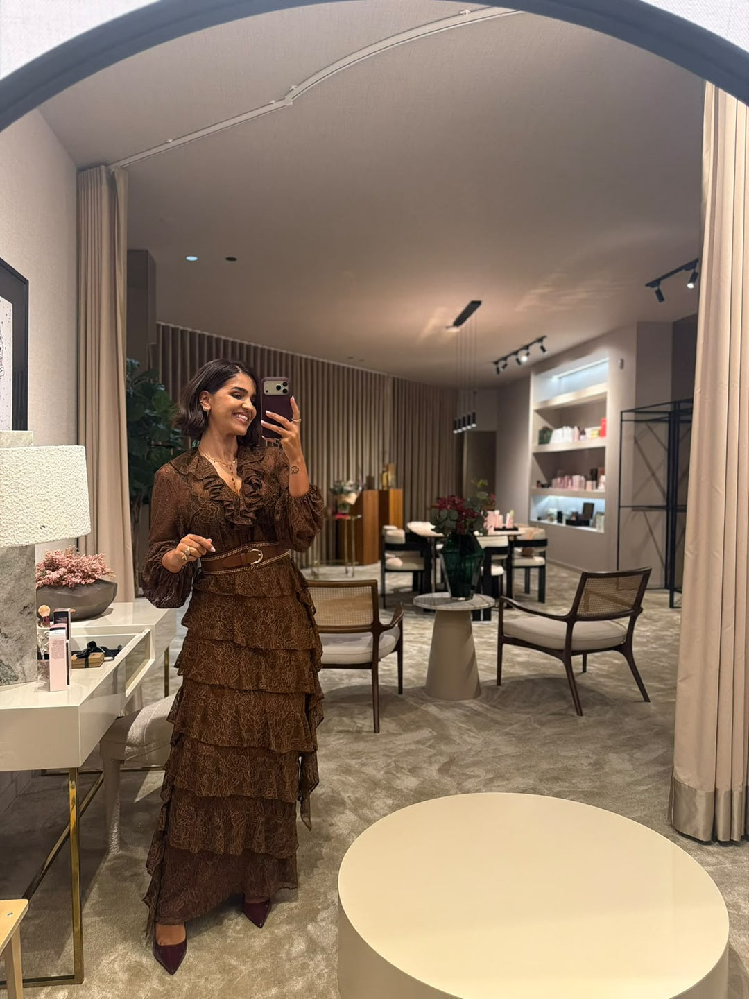 SAIA CASTANHA EM RENDA COM FOLHOS LANÇA PERFUME