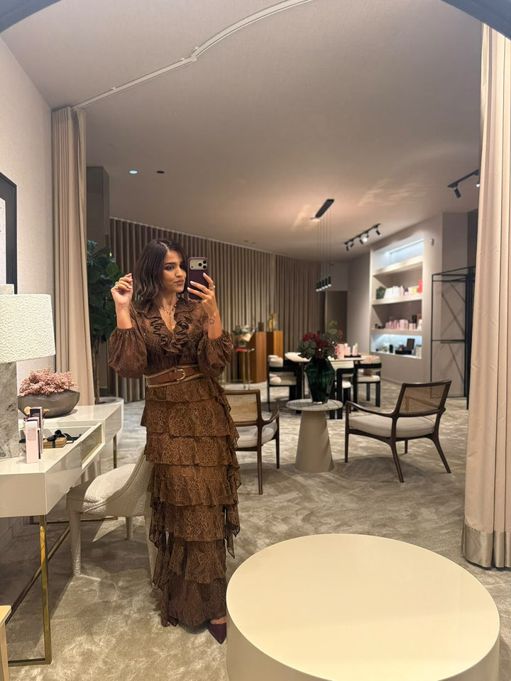 SAIA CASTANHA EM RENDA COM FOLHOS LANÇA PERFUME