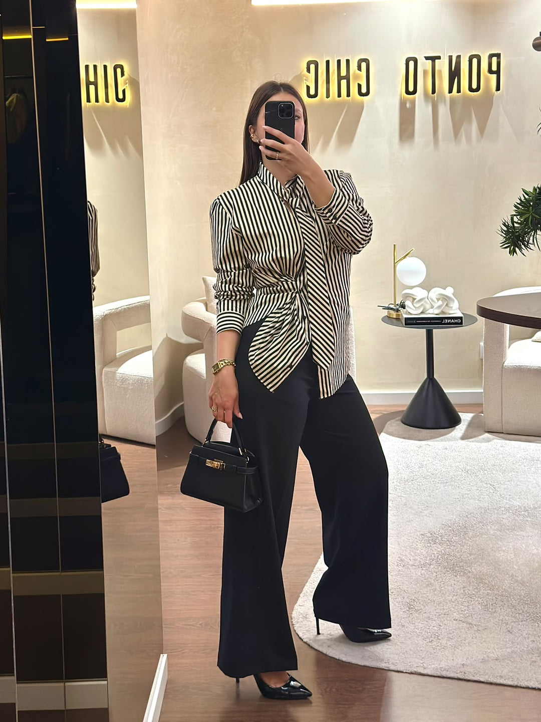 CAMISA CREME ÀS RISCAS PRETAS COM GRAVATA LANÇA PERFUME
