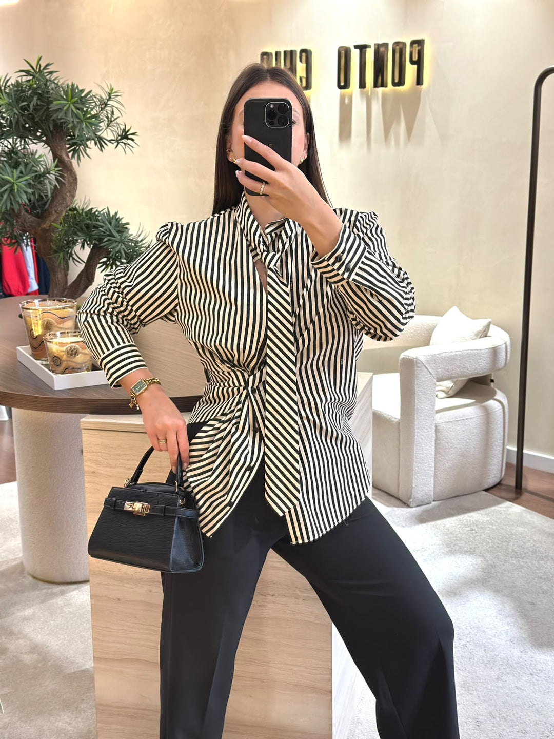 CAMISA CREME ÀS RISCAS PRETAS COM GRAVATA LANÇA PERFUME